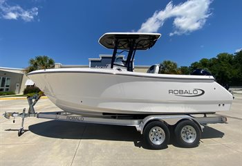 2024 Robalo R230 Solid White Boat